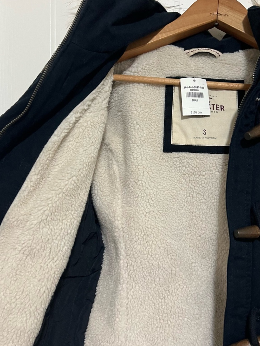 BNWT- Hollister Navy Hooded Jacket with Detachable Faux Fur Trim - Picture 3 of 7